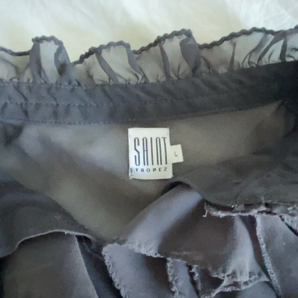 Intressekoll på min gråa saint tropez tröja som jag ej tror går att köpa längre, nypris 499, kom privat för prisförslag☺️. Blusar.
