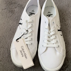 Calvin klein  - Storlek 40, helt nya har inte använt dem. Råka köpa fel storlek. Har köpt dem för 900 men säljer för 500