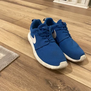 Nike joggingskor  - Säljes i helt ok skick. Inte superbra skick, men för dig som bara vill ha ett par extra löparskor är det perfekt. Smutsen på sulan går att tvätta bort och är inte permanent.