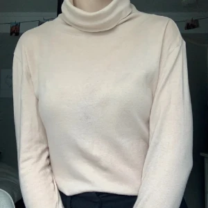 Tunn polotröja - Beige/rosa polotröja i tunt och skönt material, från Edblad.