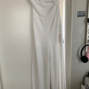 Studentjumpsuit  - Har du fortfarande inte hittat nåt till studenten? I got you!! Säljer nu denna (+ en till som finns på min sida) studentjumpsuit! Helt oanvänd och säljer enbart pga att jag hittat en annan jag ville ha! Pris är diskuterbart vid snabb affär! 
