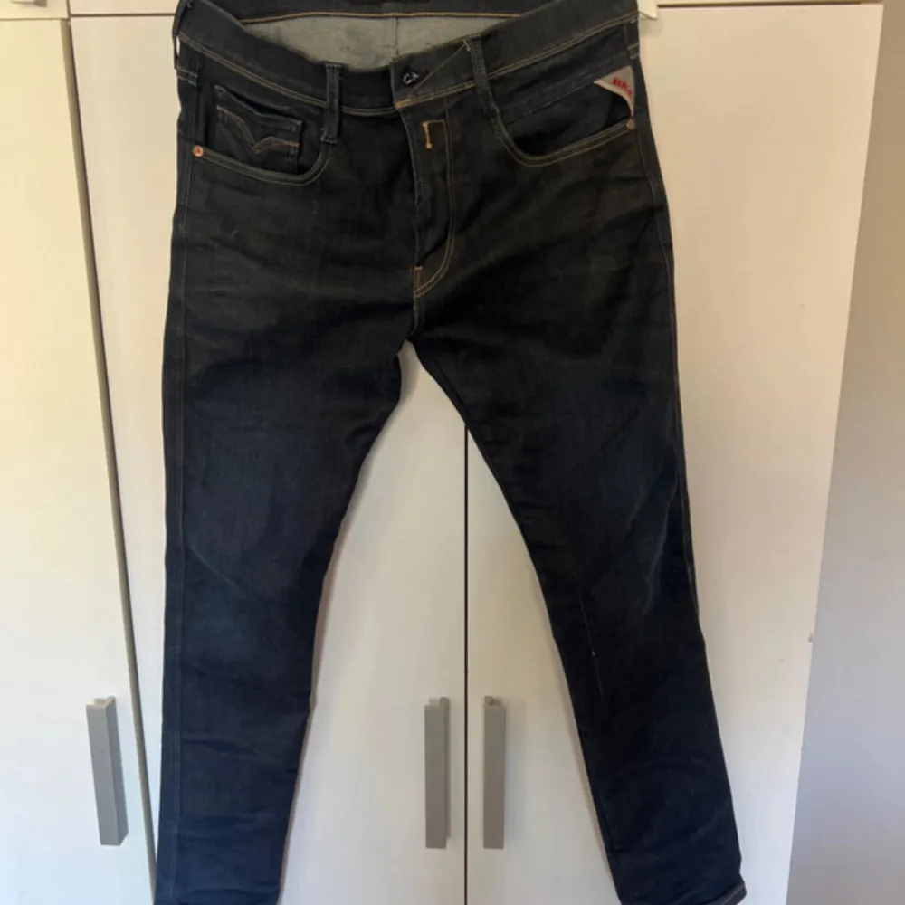 Replay anbass jeans i storlek 34/32 i väldigt gott skick inprinsip nya! Tveka inte på att höra av er vid frågor!. Jeans & Byxor.