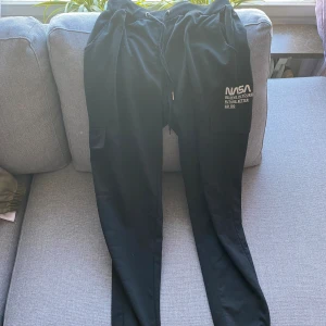 Byxor - Bra skick dom passar med många stilar och dom är i storlek m det är bra material på dom också