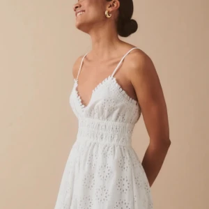 Vit klänning - En jättefin, kort sommarklänning som passar perfekt till skolavslutningen eller midsommar🌸den är aldrig använd och prislappen sitter kvar💕nypris: 499kr💕 skriv för fler bilder och priset kan diskuteras🩷