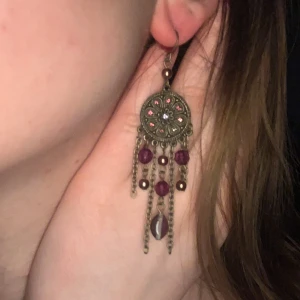 Örhängen - Lila smyckade örhängen som danglar❤️