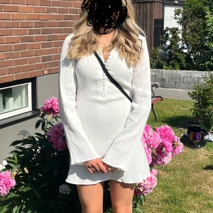 Vit klänning - Så fin klänning från nakd. Perfekt till skolavslutningen. Endast använd 1 gång.💕
