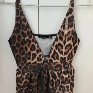 Linne - Använd bara några få gånger. Köpte den på boohoo och är skit snygg men tyvär växt ut den😊