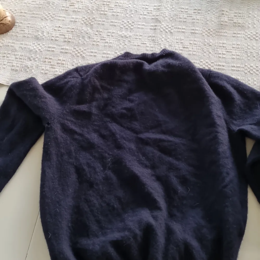 En sweatshirt som köptes av mig i julas men har nu krympt en del i tvätten o säljer därav den. Inte använts så värst mycket o är fof i gott skick. Skulle troligen passa folk som är ca 165-170 Nypris : Ca 800kr. Stickat.