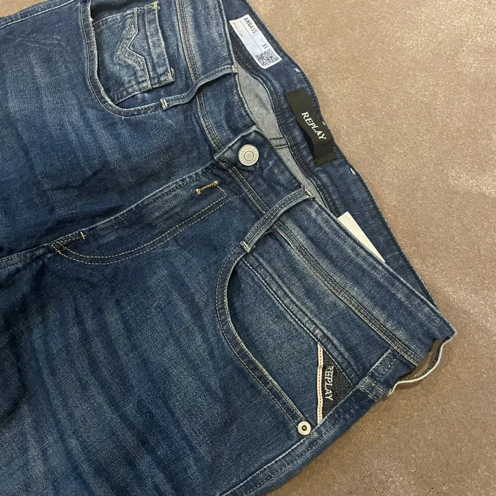 Replay jeans jag fick ifrån en som jobba på design only men dom passa inte mig så föraöker göra mig av med dom Dom är 31 runt midjan och 32 på längden skick 10/10 helt oanvända  Vid frågor och funderingar är de bara att höra av sig🤙 . Jeans & Byxor.
