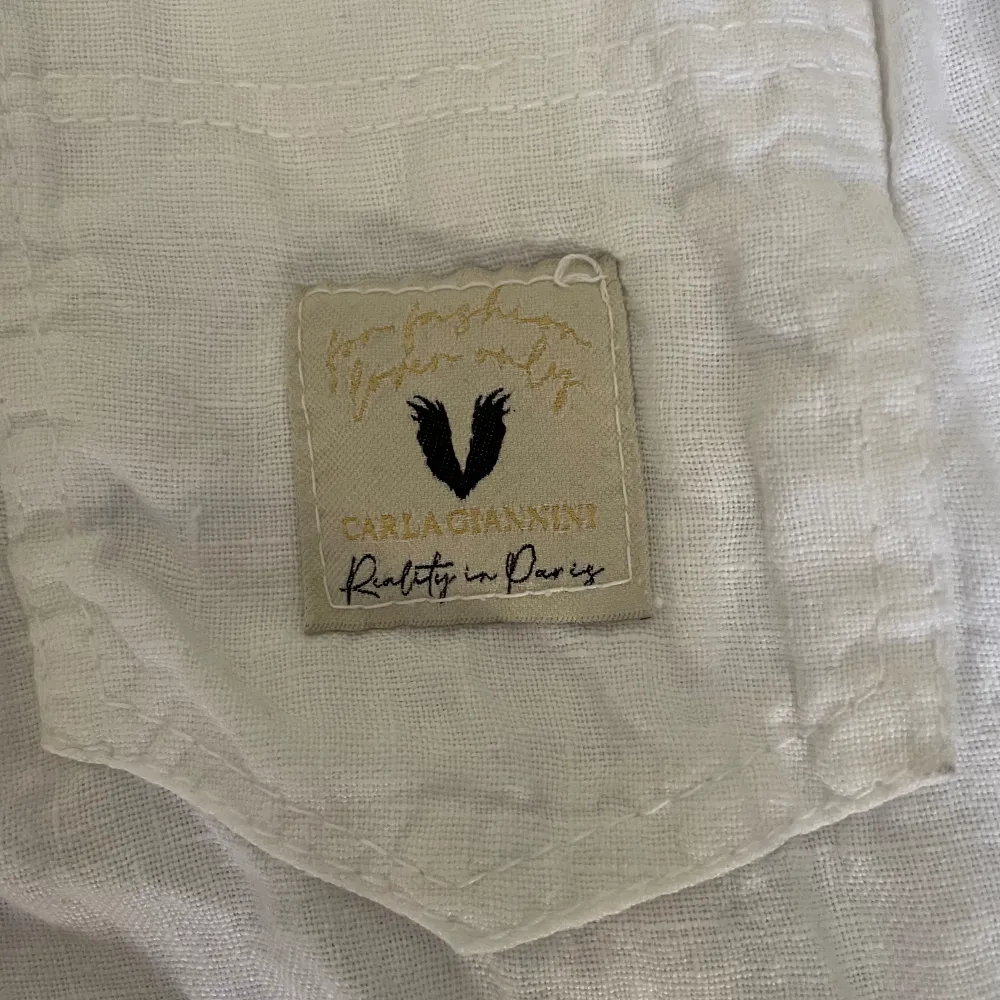 Vita low waist linnebyxor från en liten affär i Frankrike. Farkut & Housut.