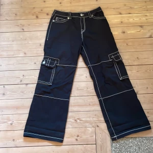 True religion cargos - Ett par fin fina byxor som jag inte använt sådär supermycket. Nästan omärkvärdig heeldrag (se bild). Sitter Baggy. Fråga gärna efter fler bilder. Inget fast pris riktigt 🙌🙌✨