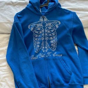 Blå zip hoodie från Best yet to come - Blå zip hoodie från best yet to come, tagit bort snörerna