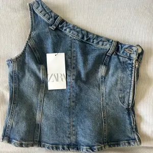 Helt ny jeans topp ifrån zara med prislappen kvar. Storlek S🌸 köpt för 379kr, skriv för fler bilder eller vid intresse. Köparen står för frakt.