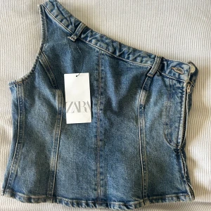 Jeans topp - Helt ny jeans topp ifrån zara med prislappen kvar. Storlek S🌸 köpt för 379kr, skriv för fler bilder eller vid intresse. Köparen står för frakt.