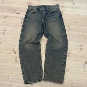 Tvärfeta sweet sktbs jeans som bara är använda några gånger. Storlek xs passar mer som S/M med baggy fit. De har en riktigt nice stonewash. Kontakta för mer info!