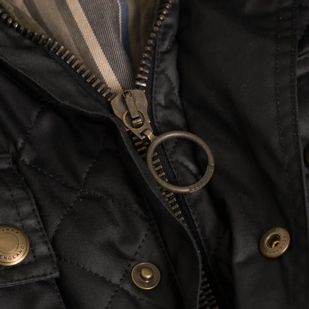 Belstaff Redford Jacket, använd enstaka tillfällen. En aningen mer fodrad variant än belstaff trialmaster. Varsamt omhändertagen, inköpt på care of carl för 6499 kr. Alltid hängt på medföljde galge för att behålla formen så bra som möjligt. . Jackor.