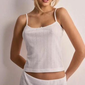 Supersnyggt linne!! - Superfint linne, perfekt till sommaren, aldrig använt, något genomskinlig, säljer matchande kjol i annan annons💋!!