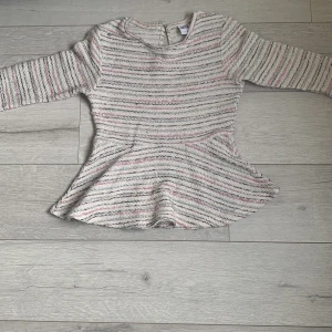 Volang tröja   - Säljer min fina tröja som är perfekt till en middag med familjen, den kommer från vero moda ock är i storlek S. Säljer den för att den är för liten 