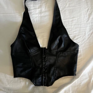 Fest topp - Snygg fest topp i skinn material.  Om du vill ha fler/bättre bilder så är det bara att skriva ett meddelande så skickar jag gärna!