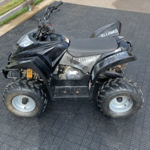 Fyrhjuling 90cc - Säljer min fyrhjuling 90 cc går bra i motor.den är 1 växlad .lyse,tuta och bromsar funkar också bra.max fart runt 40 kmh men kan sänkas för yngre barn.ny cdi box,körd 25 timmar.den finns i Tingsryd, skicka till mig för adress.