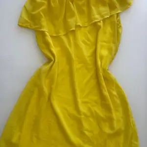 Säljer en fin gul klänning, använt ett par gånger.  Storlek 38, priset går att diskutera