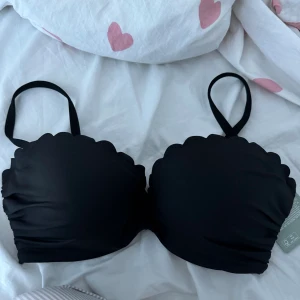 Bikiniöverdel  - Svart bikiniöverdel med pushup. Helt oanvänd med prislapp kvar