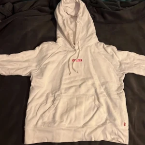 Vit Levis Hoodie - Levis hoodie som endast använts 1 gång då den var för liten. 