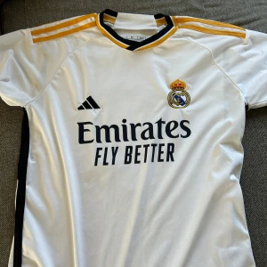 Real Madrid X Bellingham  - Säljer denna sjukt snygga Bellingham tröjan! Den är sparsamt använd och har inga defekter🔥pris kan diskuteras vid snabb affär!