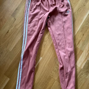 Adidas byxor - Fint skick men tråden börjat lossnat på ena benet. Persiko färgade