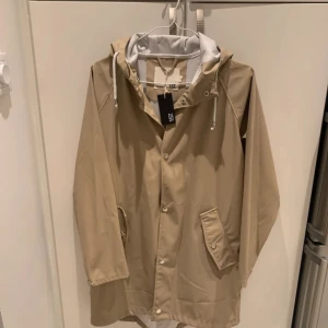 Regnjacka - Helt ny regn jacka med prislapp från lager 157.   Nypris 300kr