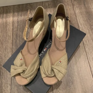Tommyhilfiger sandaler - Helt ny utan prislapp sandaler, användvid ett tillfäle.  Ny pris 1250kr