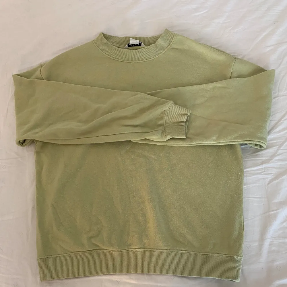 Fin tröja från Monki i storlek xxs💗 Använd 5 gånger typ men inga tecken på användning. Tröjor & Koftor.