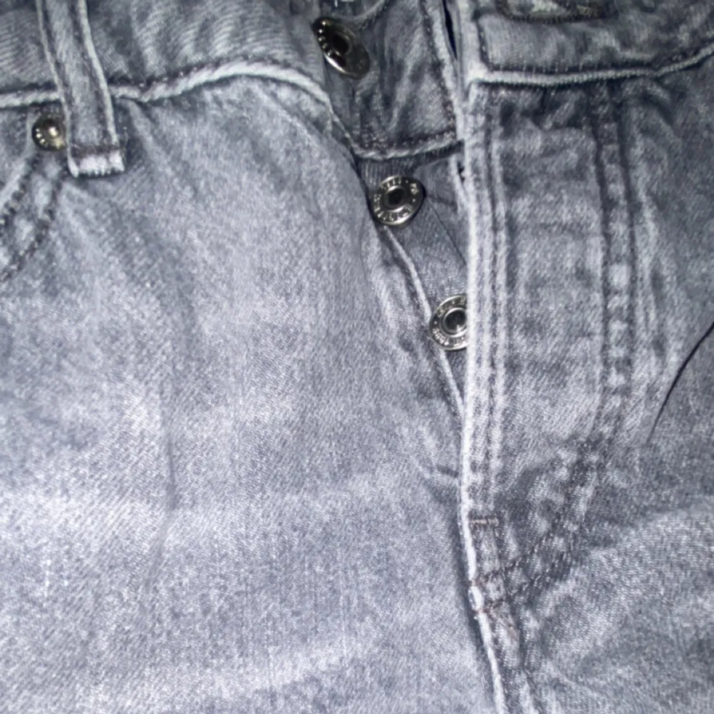 Använda byxor men knappast! De är byxor ifrån lager men eftersom att jag inte tycker de passar min stil längre så väljer jag att sälja de för mycket billigare pris än köpt! 50% billigare.. Jeans & Byxor.