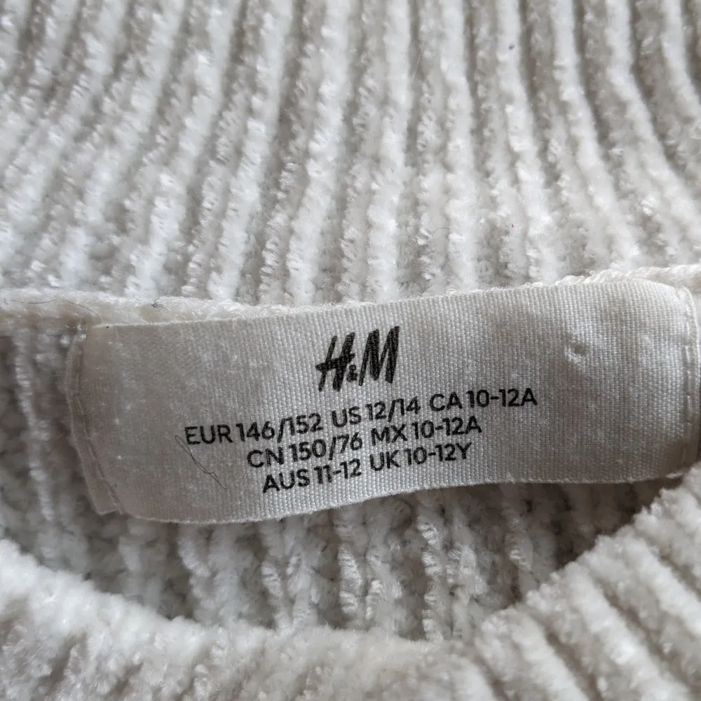 Säljer denna super fina tröja från H&M. Den är i bra skick och tyget är super mjukt. Säljer den då jag inte använder den längre. Vid intresse av fler bilder eller frågor, skicka ett meddelande!💓. Tröjor & Koftor.