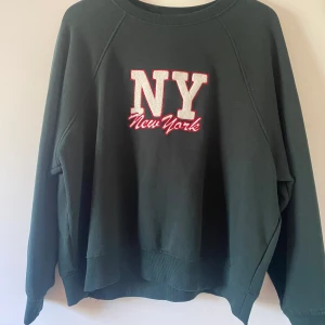 College tröja  - Den är i fint skicka använd 1 gång precis som ny. Den är lite mer mörk grön i färgen jämfört med bilden. Storlek M passar S-L. Fler bilder kan skickas vid intresse. Frakt ingår ej. 