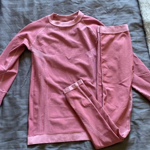 Underställ - cross sportswear  - Fint underställ i rosa, använt men i nyskick😊 strl S