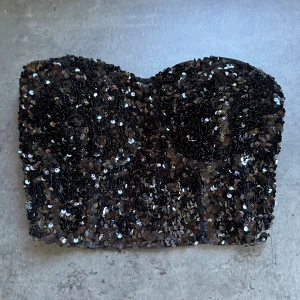 Korsett  - Säljer min korsett topp från Gina Tricot, då jag aldrig har använt den🖤 