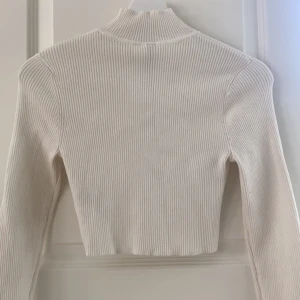 Tröja H&M - Finstickad tröja från H&M, Croppad i modellen. Strl S men stretchig så passar nog XXS till S ev. även liten M. Använd en gång så i nyskick. Skriv vid fler bilder/frågor, pris kan diskuteras❤️