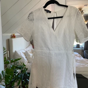 Vit byxdress till student eller skolavslutning  - Vit byxdress med öppen rygg och knyt snöre i midjan. Är i storlek 38 passar mig som är en 36/38. Jättefin och härlig till student, skolavslutning och midsommar. Endast använd en gång 😊