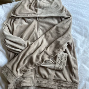 Beige tröja 👕  - Beige tröja med beige dragkedja med luva. Kommer ifrån Gekås barn avdelning💗