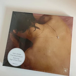 Harry Styles CD!! 💓 - Harry Styles första album, HS1! Svår att få tag på nu, säljer den för 55kr 🤍 CD:n och förpackningen är oöppnade, därav så är det inplastat 🤩