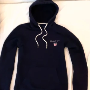 Gant hoodie  - Säljer denna gant hoodie i mycke fint skick storlek xs men passar mer s 