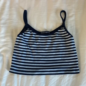 Brandy Melville linne - Ett randigt blått linne och väldigt kort och med korta band så passar en liten storlek❤️ väldigt bra kvalite och använd fåtal gånger🌟❤️