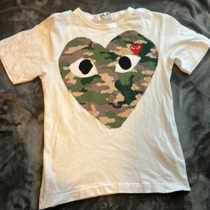 Comme des garçon play T-shirt  - Säljer min cdg T-shirt storlek S då den inte passar mig. Endast använd 1 gång. Skicka 10/10, som en helt ny 