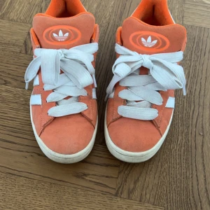 Adidas campus 00s  - Super snygga adidas campus 00s som tyvärr är lite för stora för mig. 🧡 köpte för ca 1000kr. Använda ca 4/5 gånger 