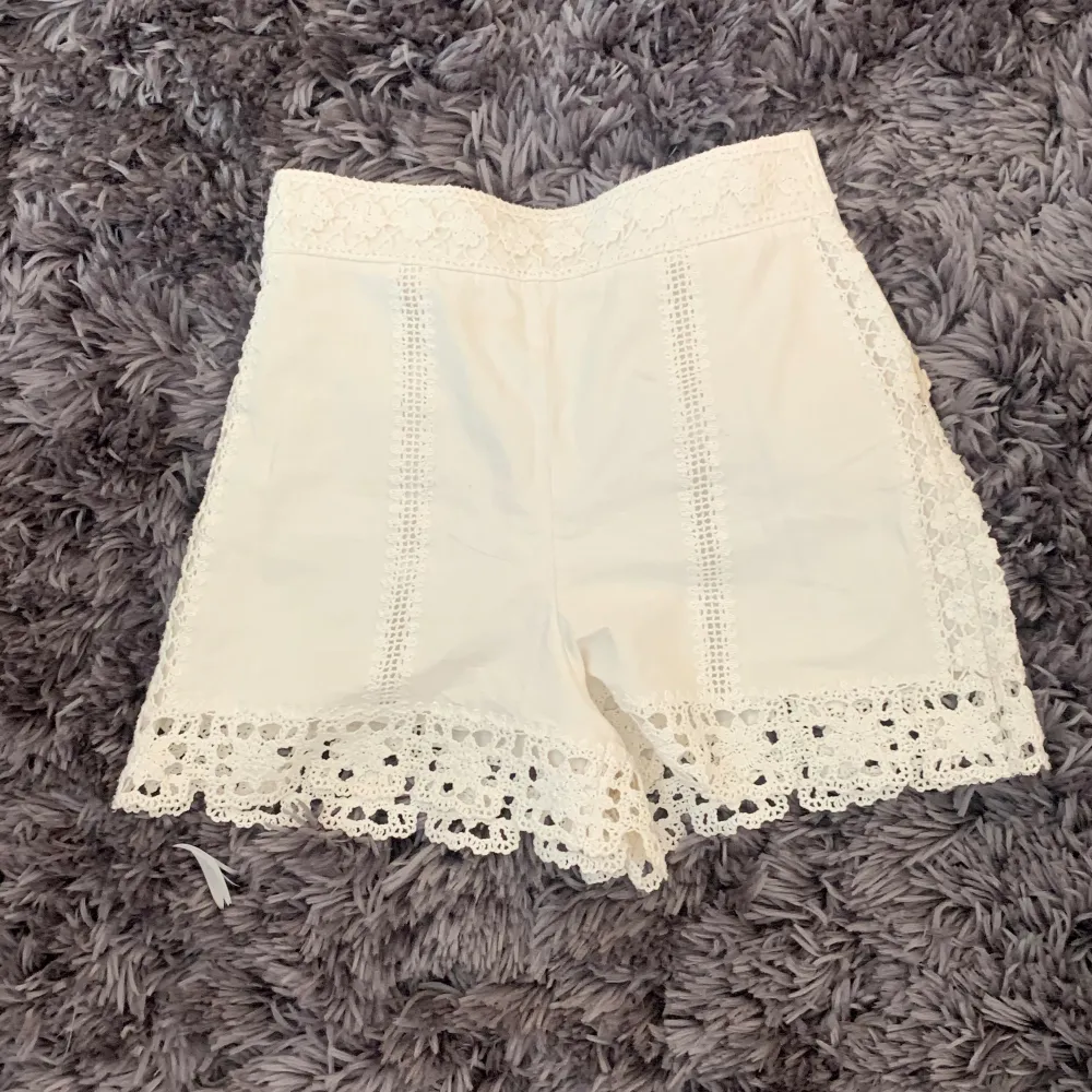 Supersöta vita virkade shorts perfekt för sommaren från Zara, köpt förra sommaren och är sparsamt använda. Blivit för små därför har jag inga bilder på! Är i stl XS men passar även S, möts gärna upp💕💕. Shorts.
