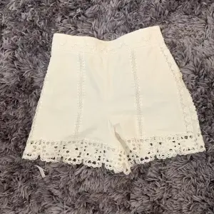 Supersöta vita virkade shorts perfekt för sommaren från Zara, köpt förra sommaren och är sparsamt använda. Blivit för små därför har jag inga bilder på! Är i stl XS men passar även S, möts gärna upp💕💕