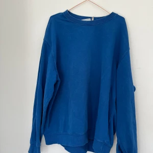 Sweatshirt  - Blå tröja från weekday i storlek L sitter 