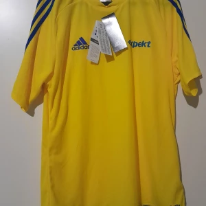 Svensk landslag tröja Adidas Helt ny Black Friday erbjudande  - Köpte den men ångrade mig senare för köpet hade inget  kvitto så kunde inte lämna tillbaka den. T-shirt är inte alls använd den är i ny form