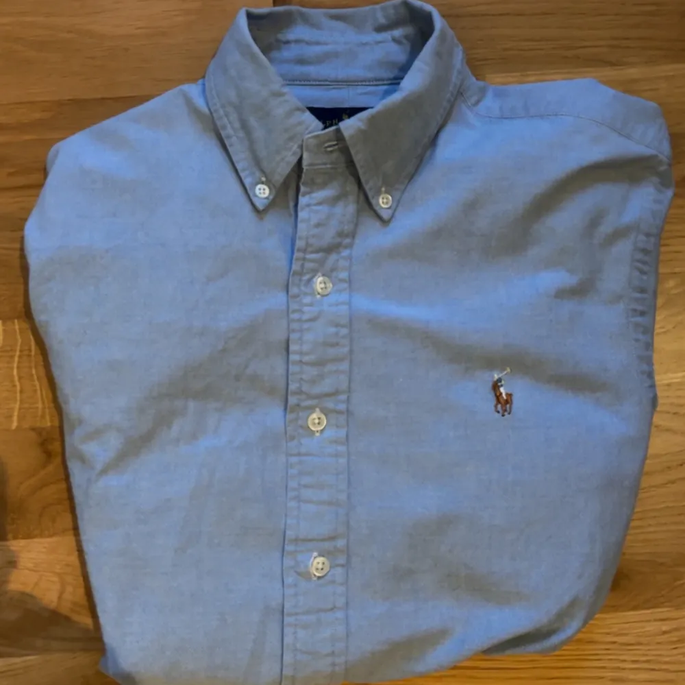 Ralph Lauren skjorta i ljusblå färg | Storlek: M, slimfit Oxford | Nypris: 1599kr | Mitt pris 399 | Skick: 9,5/10, knappt använd. . Skjortor.
